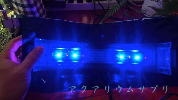 赤LEDと青LEDを青セロファンで覆うと青色とほんのちょっと赤色が透過